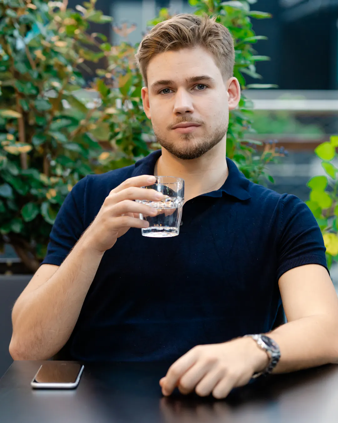 Uomo con presenza naturale, linguaggio del corpo sicuro e autentico